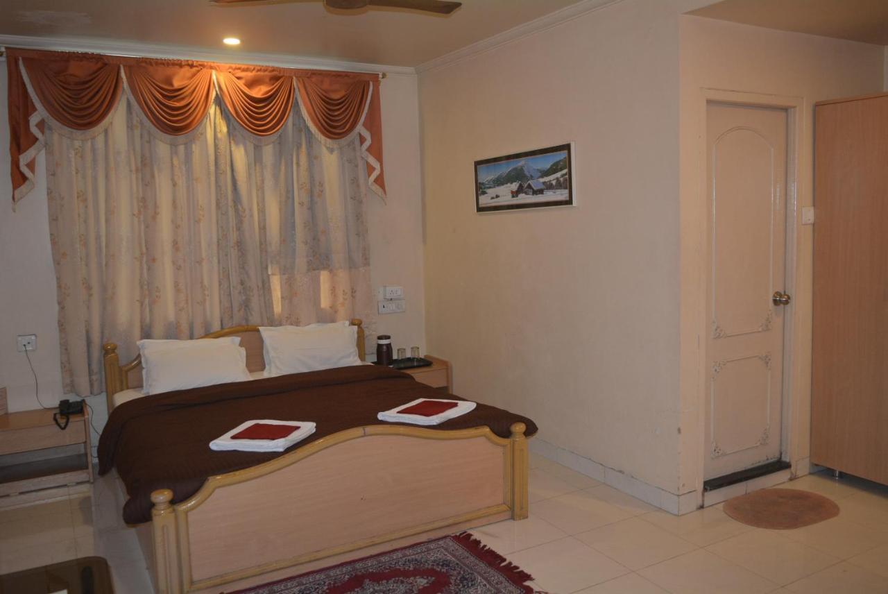 Hotel Poonam Exterior photo