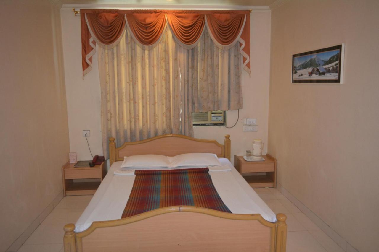 Hotel Poonam Exterior photo